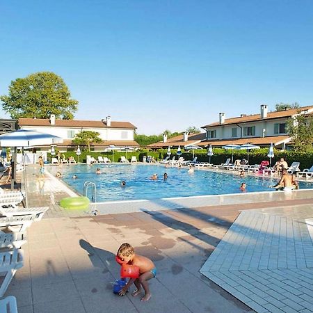Terraced House In The Ca' Del Pino Holiday Complex With Communal Pool In Bibione Eksteriør bilde