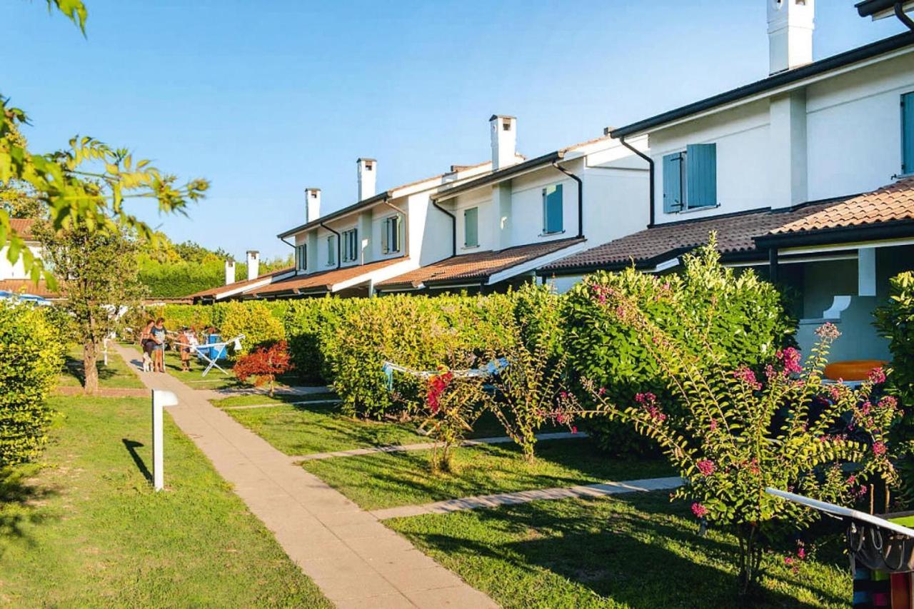Terraced House In The Ca' Del Pino Holiday Complex With Communal Pool In Bibione Eksteriør bilde