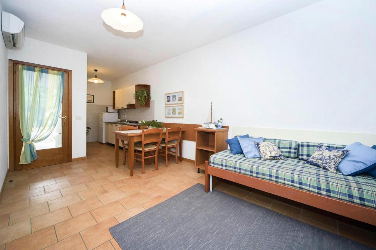 Terraced House In The Ca' Del Pino Holiday Complex With Communal Pool In Bibione Eksteriør bilde