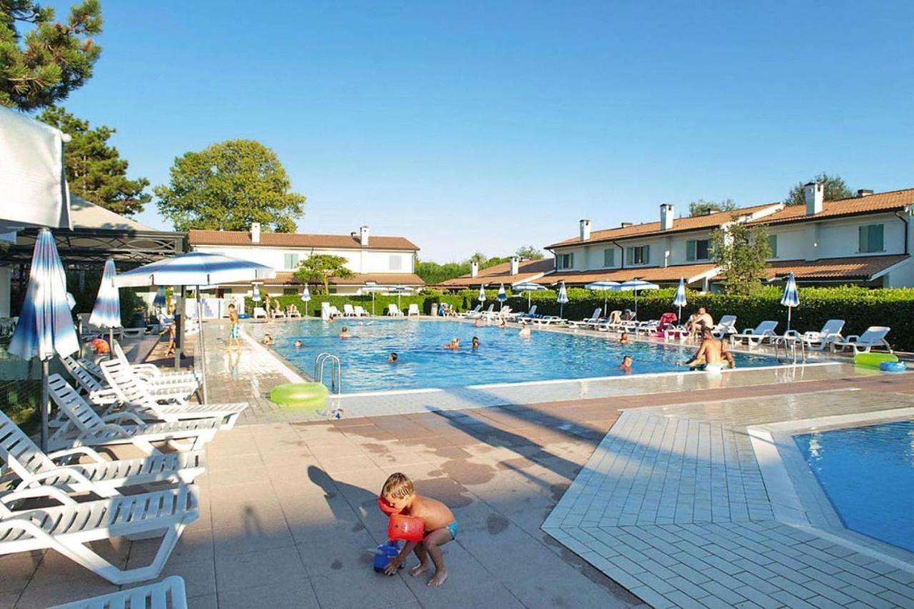 Terraced House In The Ca' Del Pino Holiday Complex With Communal Pool In Bibione Eksteriør bilde