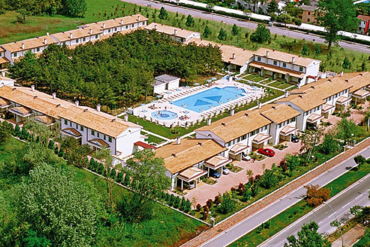 Terraced House In The Ca' Del Pino Holiday Complex With Communal Pool In Bibione Eksteriør bilde