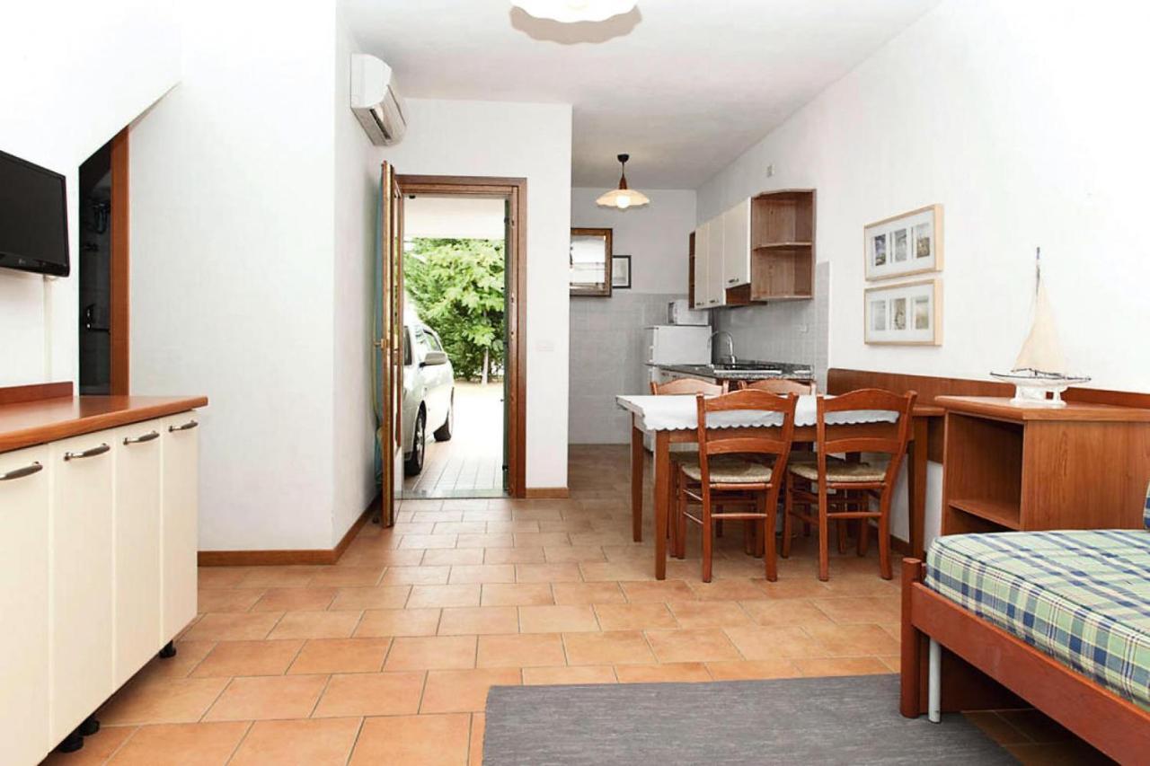Terraced House In The Ca' Del Pino Holiday Complex With Communal Pool In Bibione Eksteriør bilde