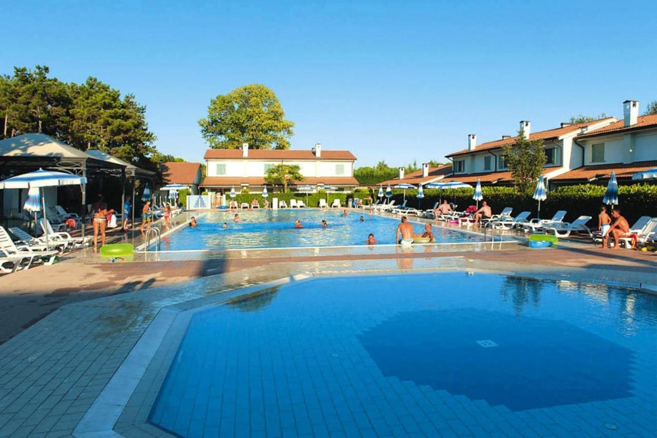 Terraced House In The Ca' Del Pino Holiday Complex With Communal Pool In Bibione Eksteriør bilde