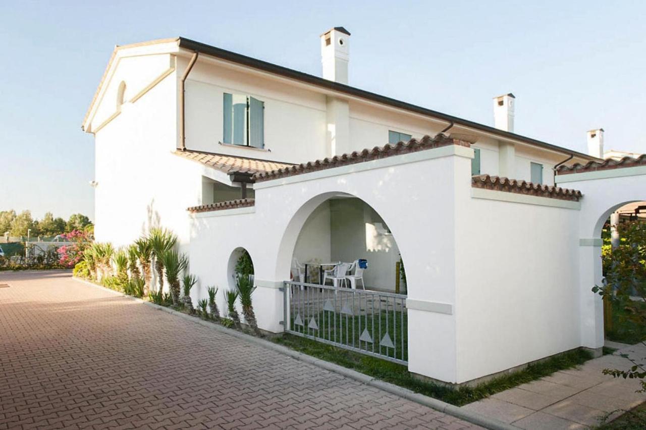 Terraced House In The Ca' Del Pino Holiday Complex With Communal Pool In Bibione Eksteriør bilde