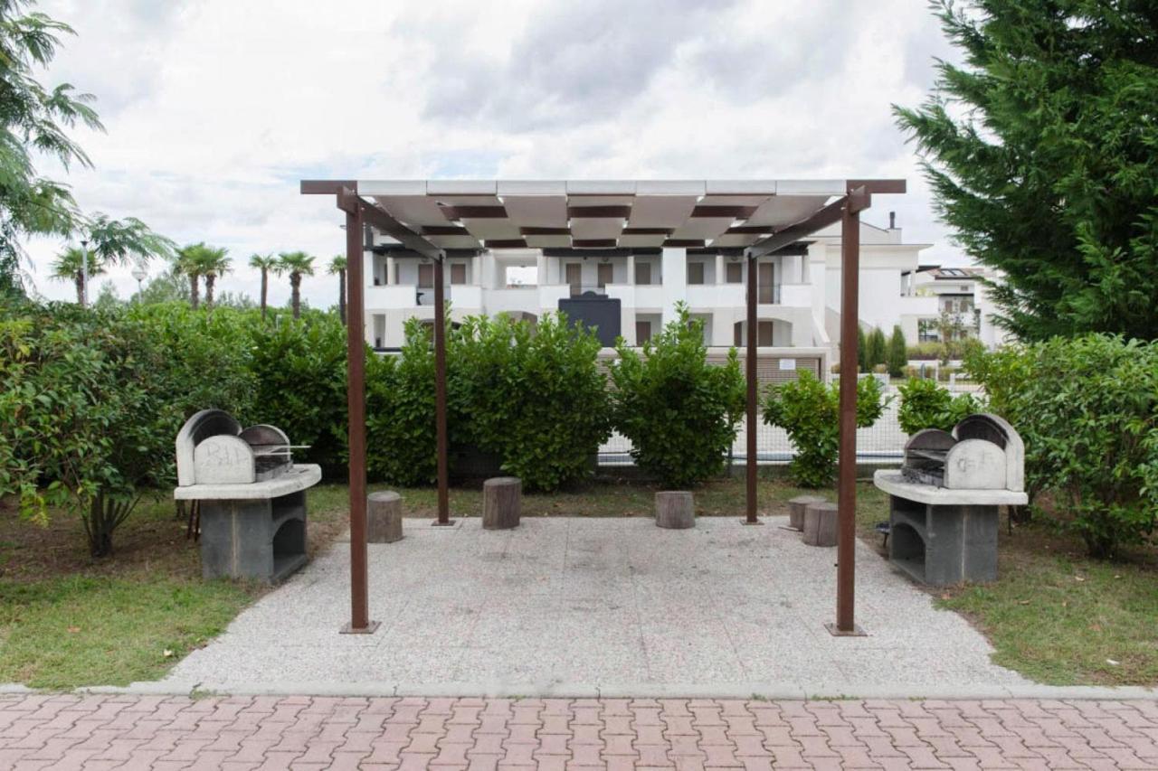 Terraced House In The Ca' Del Pino Holiday Complex With Communal Pool In Bibione Eksteriør bilde