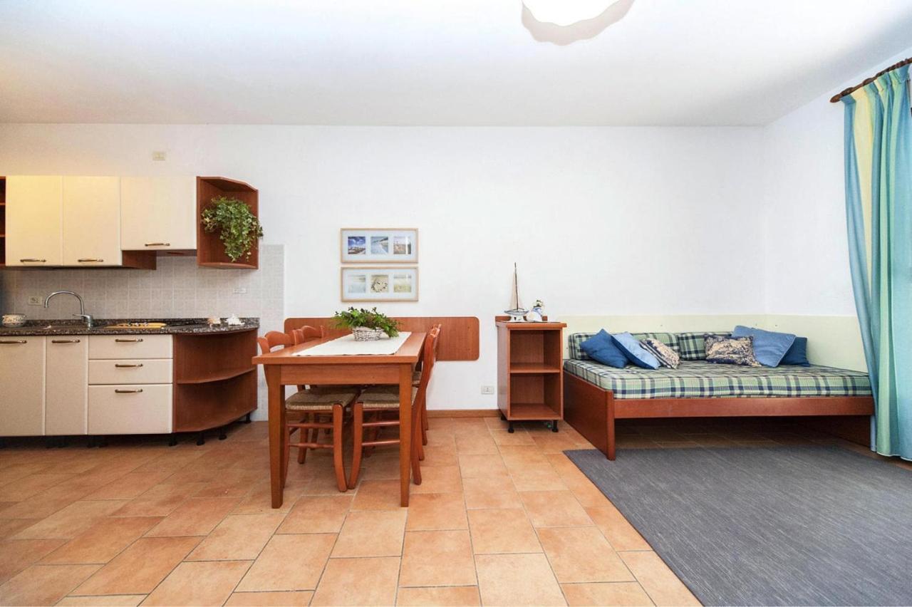 Terraced House In The Ca' Del Pino Holiday Complex With Communal Pool In Bibione Eksteriør bilde
